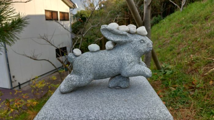 ウサギさんの石像